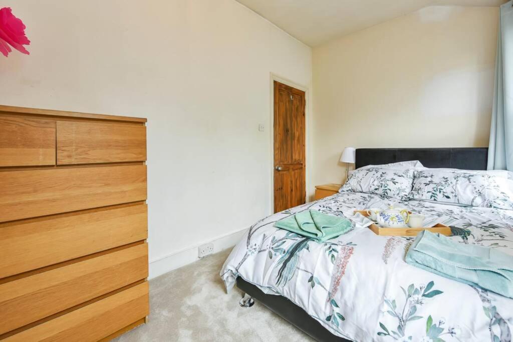 Groves 4 Bedroom, Shepherds Bush Londres Extérieur photo